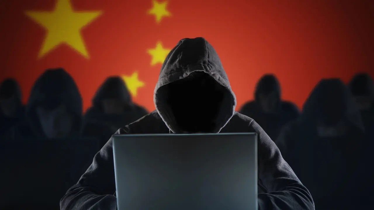 Un grupo de expertos en ciberseguridad ha emitido una alerta critica tras descubrir la presencia del peligroso codigo malicioso ENDLESSDOORS oculto en el firmware de miles de routers Wifi fabricados por las marcas Zbtlink y Wiflyer, una amenaza que compromete gravemente la privacidad al establecer conexiones no autorizadas con servidores en China cada 35 segundos mientras otorga acceso total para la ejecucion de comandos de nivel root en los dispositivos afectados