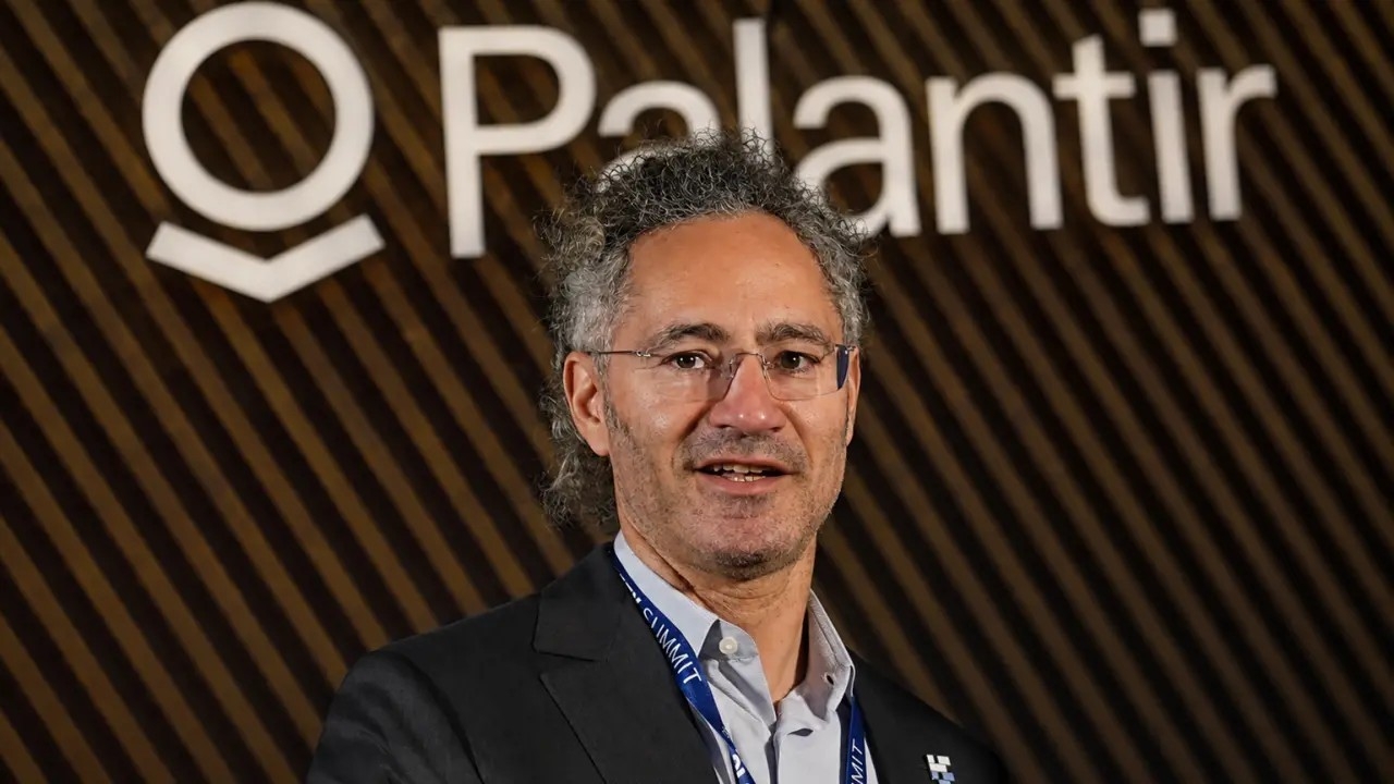 El director ejecutivo de Palantir, Alex Karp, ha expresado una postura sumamente contundente al señalar que los laboratorios de inteligencia artificial actuales carecen de la fiabilidad necesaria, advirtiendo ademas que todas las grandes corporaciones del sector estan inmersas en una feroz competencia donde el unico objetivo real es intentar aprovecharse de manera oportunista del talento humano que han desarrollado otras empresas rivales