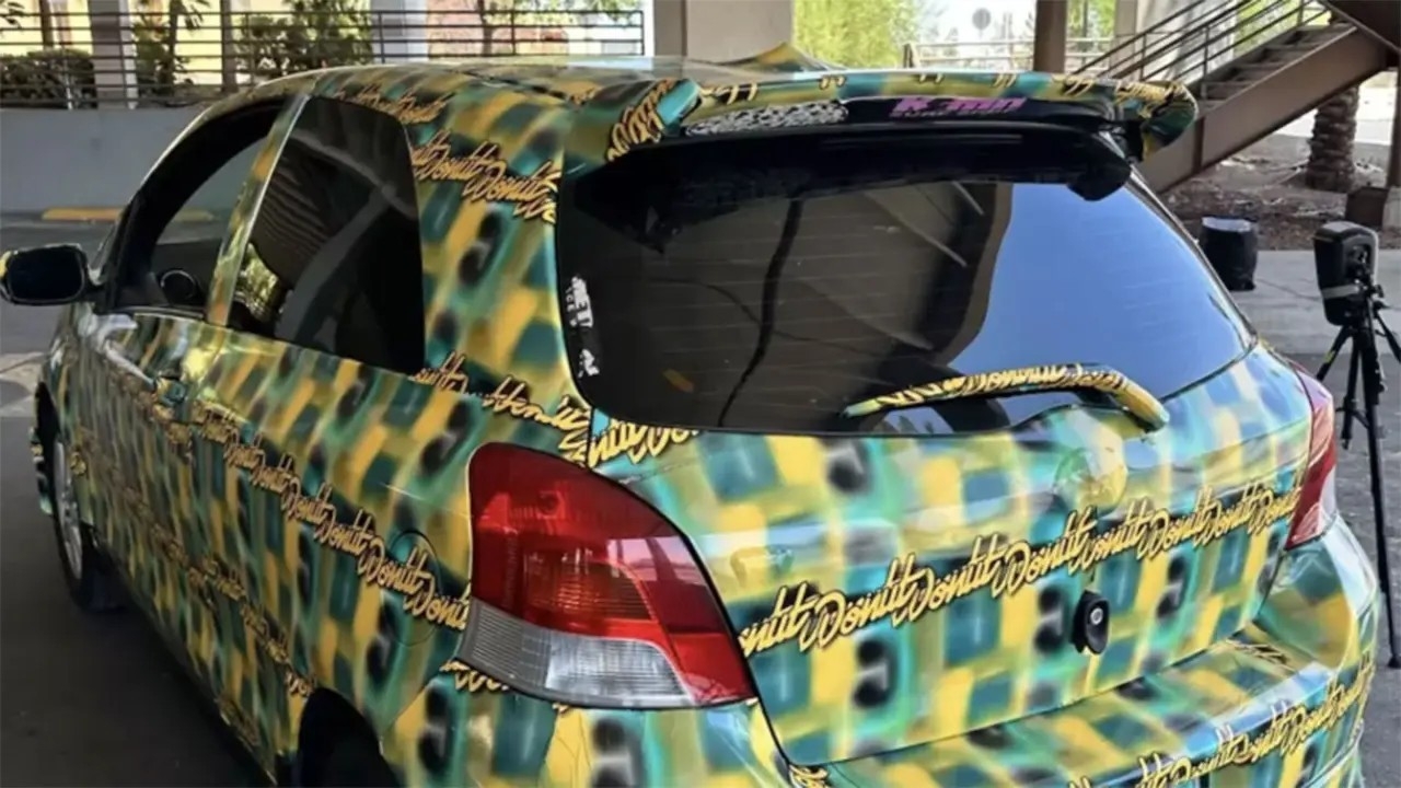 Un Toyota Yaris ha logrado burlar con total eficacia la vigilancia de una camara inteligente de Flock tras exhibir un patron grafico complejo generado mediante inteligencia artificial que explota deliberadamente las debilidades criticas en los sistemas de vision artificial actuales dejando al descubierto la fragilidad de la tecnologia frente a ataques adversarios de nueva generacion